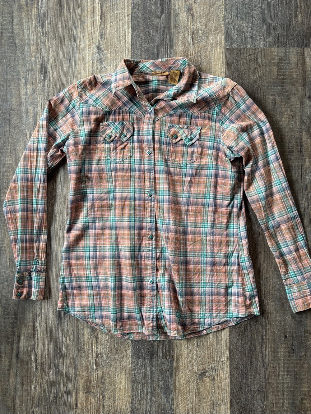 Wrangler Plaid Shirt in green, pink & Coral women’s medium pearl snap